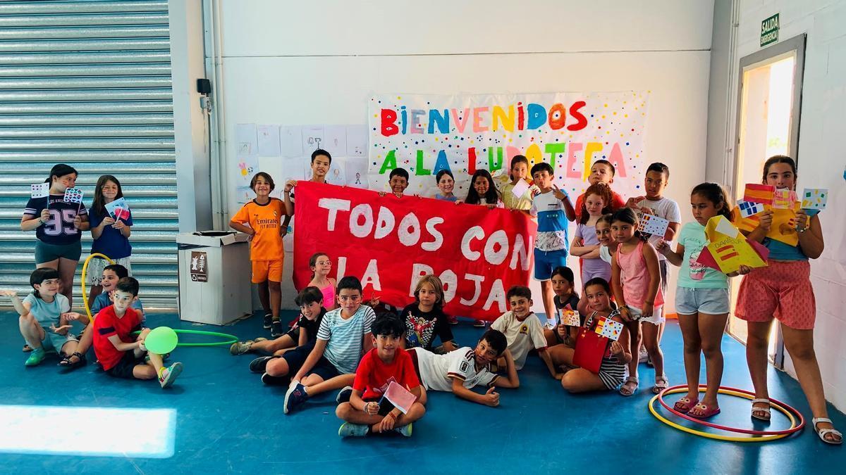 Los niños y niñas de la ludoteca, con La Roja