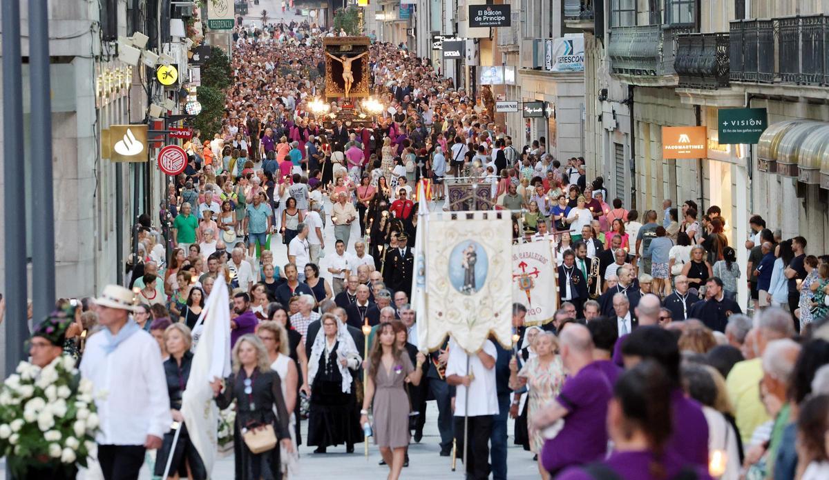 Multitudinaria devoción por el Cristo de la Victoria en Vigo