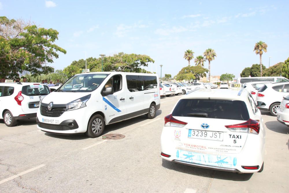 Los taxistas de Málaga se han reunido en los alrededores del Martín Carpena para iniciar una marcha de protesta que les llevará al centro de Málaga.