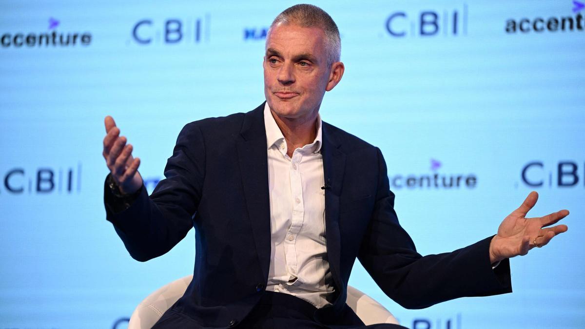 (ARCHIVOS) El Director General de la BBC, Tim Davie, habla en la conferencia anual de la Confederación de la Industria Empresarial (CBI) en el Centro de Conferencias Vox en Birmingham el 22 de noviembre de 2022.