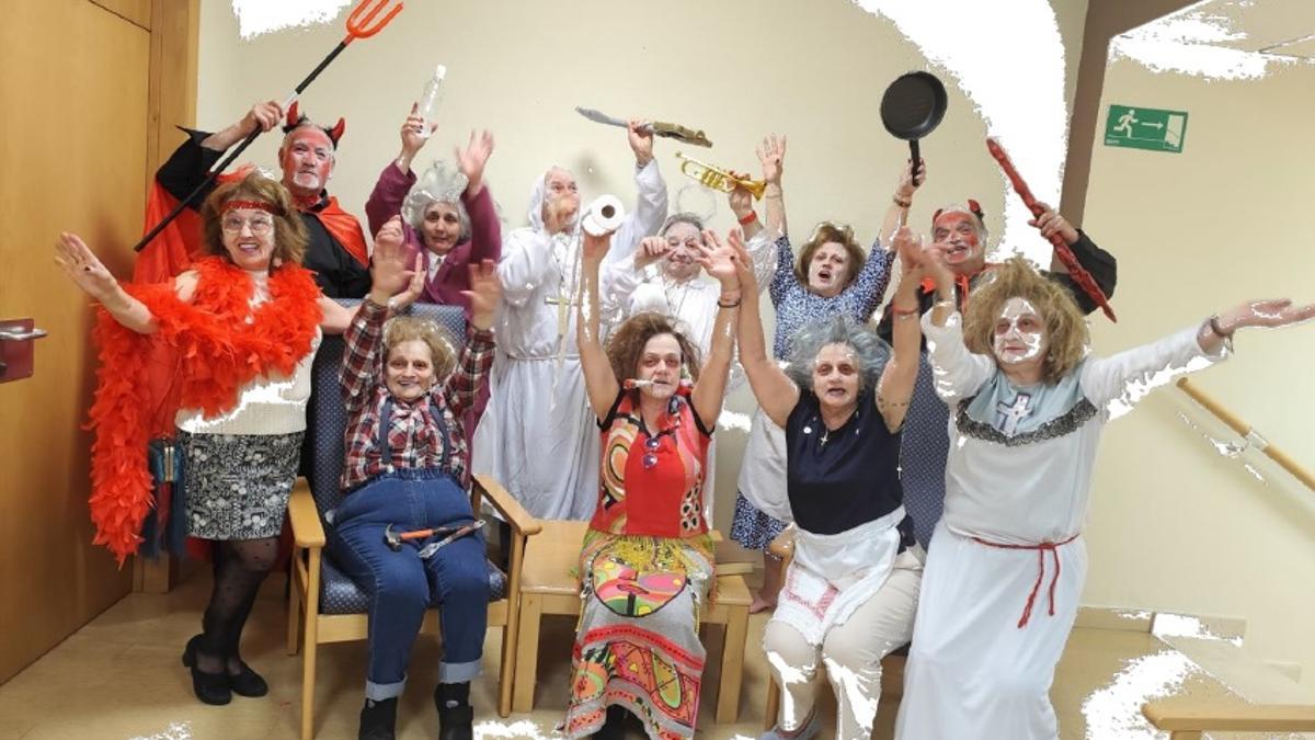 El grupo de teatro del Centro de Mayores de Mieres, que ofrecerá una obra en favor de Afesa Caudal.