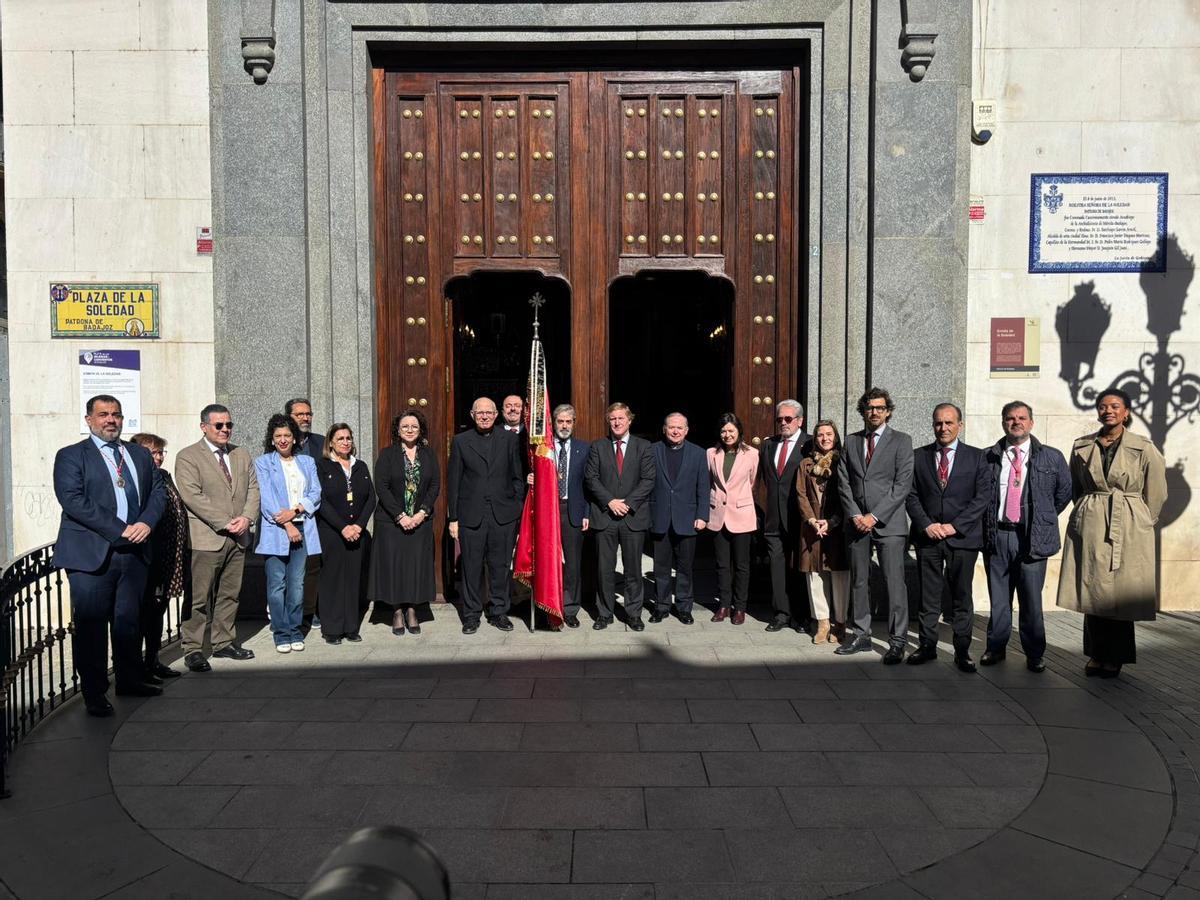 Representantes de la corporación municipal de Badajoz entregan a la hermandad de la Soledad una bandera de Badajoz para que procesione junto a la patrona.