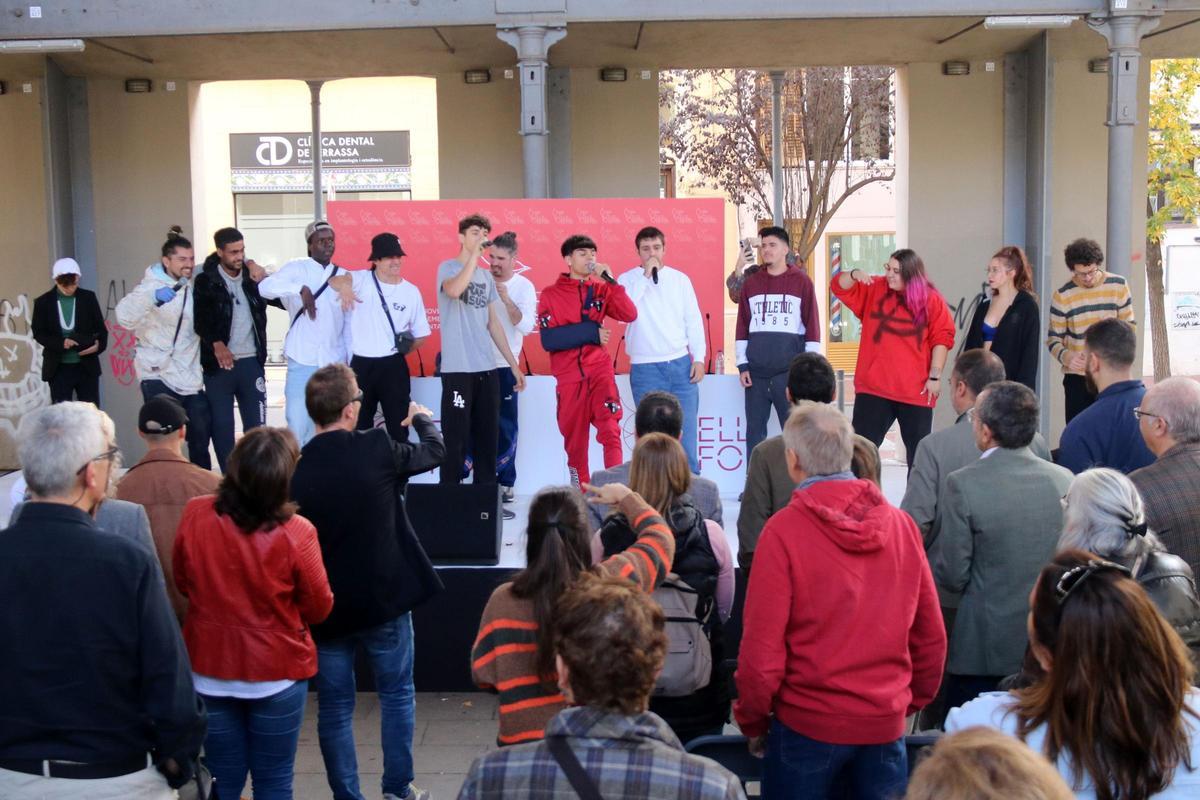 Jóvenes usuarios del programa Ocell de Foc cantando rap en la fiesta de celebración del primer aniversario Jóvenes usuarios del programa Ocell de Foc cantando rap en la fiesta de celebración del primer aniversario