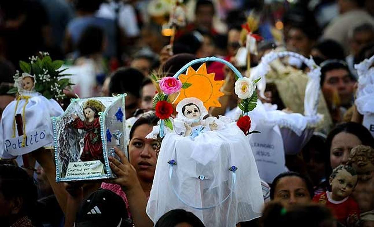 Centenars de feligresos participen en la processó del dia dels Sants Nens Innocents, en un carrer d’Antiguo Cuscatlán, als afores de San Salvador (el Salvador).