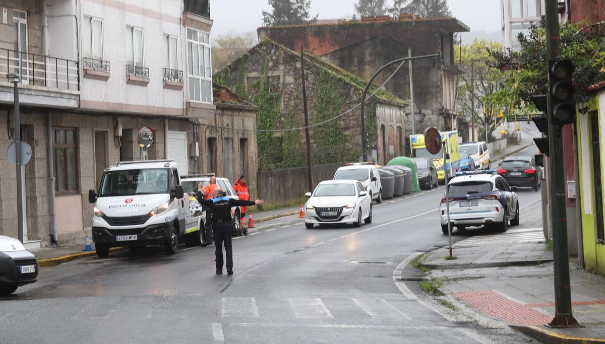 Un agente de Policía Local de Vilagarcía regulando el tráfico.