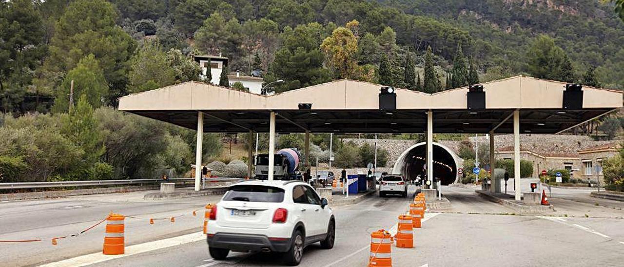 Un coche se dispone a pasar por el túnel de Sóller, en una imagen de ayer.