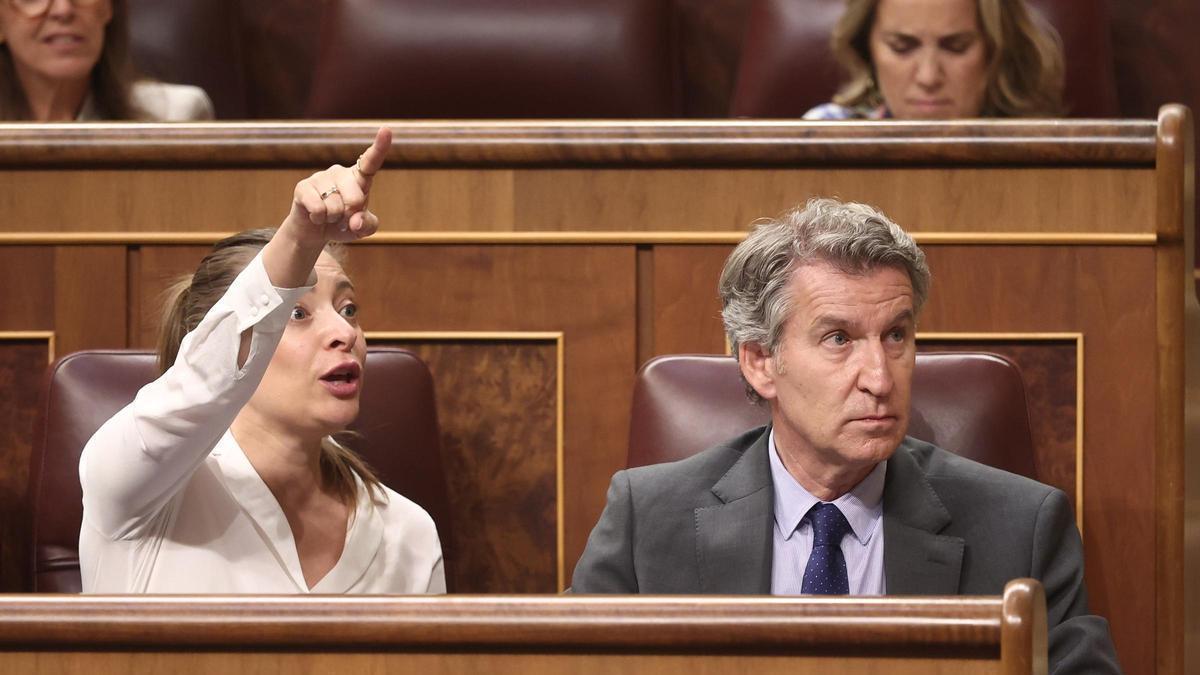 La portavoz del Grupo Popular en el Congreso, Ester Muñoz, y el presidente del PP, Alberto Núñez Feijóo, durante un pleno en el Congreso