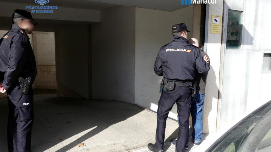 Agentes de la PolicÃ­a Nacional detienen al presunto autor de las cuchilladas en un bar de Porto Cristo.