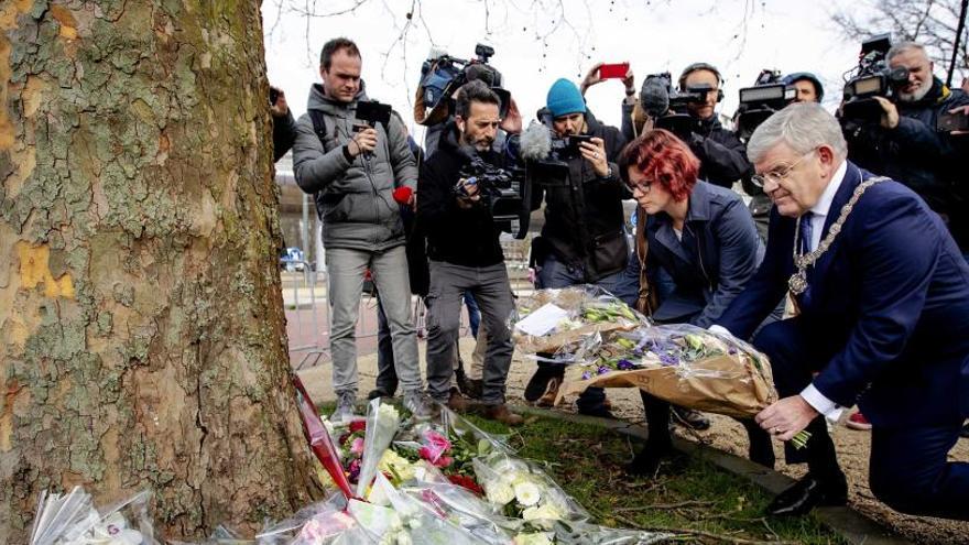 Depositan flores cerca del lugar del suceso en Utrecht.