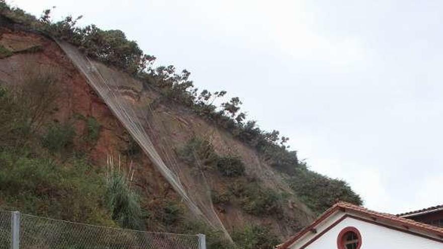 La zona del argayo del Fuxa, con la vivienda desalojada.