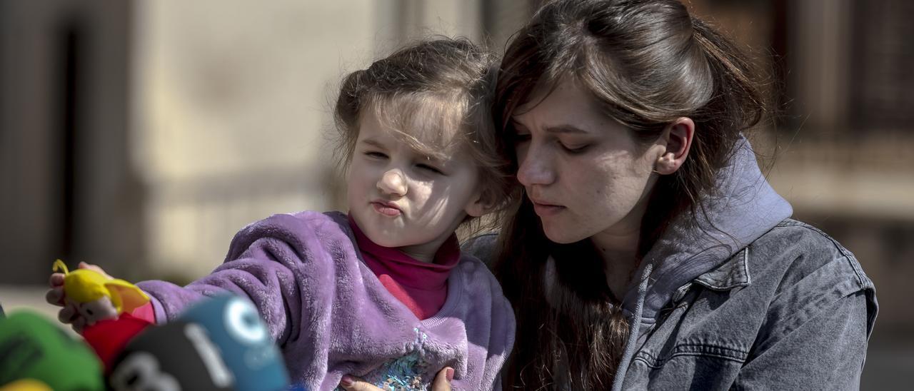 Nadiia Frediuk narra la angustia que le supuso huir de su país acompañada de su hija Alisa en medio de bombardeos aéreos.