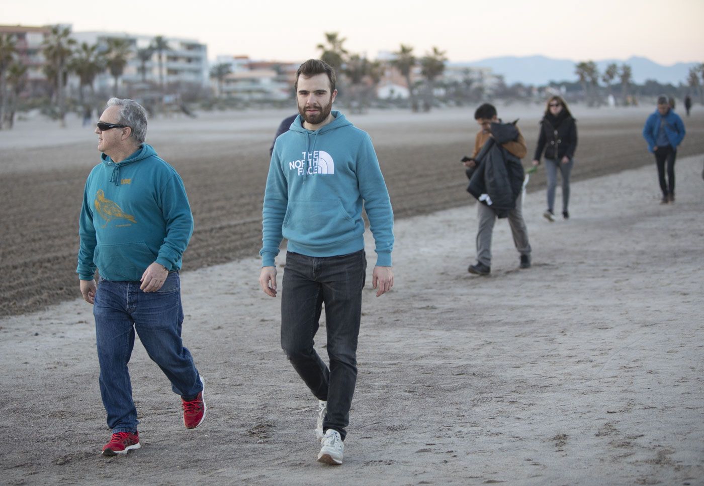 Sagunt y Canet caminan en protesta por el estado de sus playas