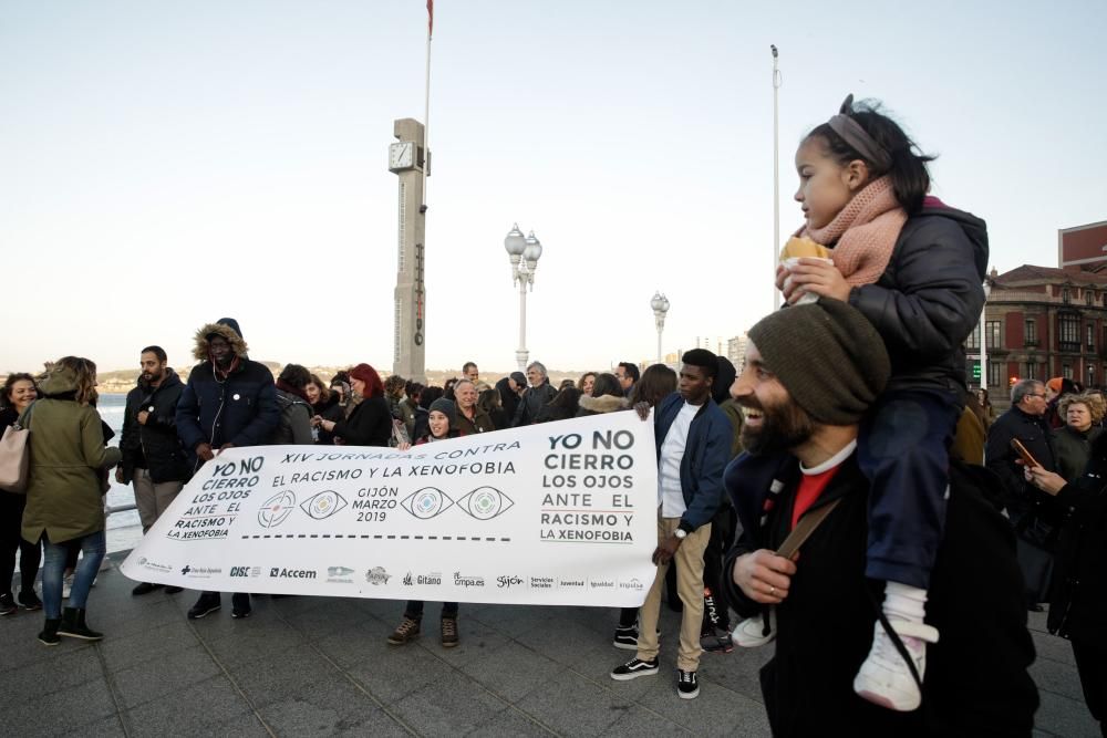 Cadena humana contra el racismo y la xenofobia