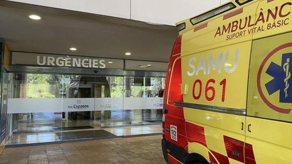 Una ambulancia en Son Espases.