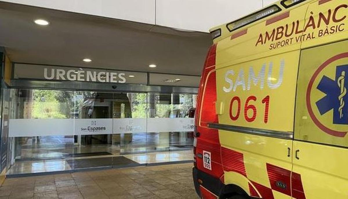 Una ambulancia en Son Espases.
