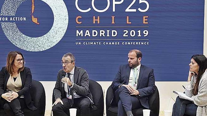 Yllanes (con el micro) y Mir, ayer durante su intervenciÃ³n en la COP25 en Madrid.