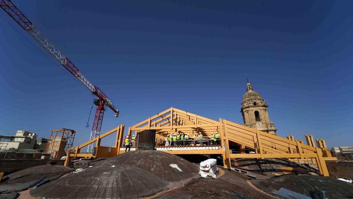 El Cabildo de la Catedral de Málaga realiza una visita guiada a la construcción del nuevo tejado, a cargo del arquitecto, Juan Manuel Sánchez La Chica, para ver el estado de las intervenciones que se vienen realizando