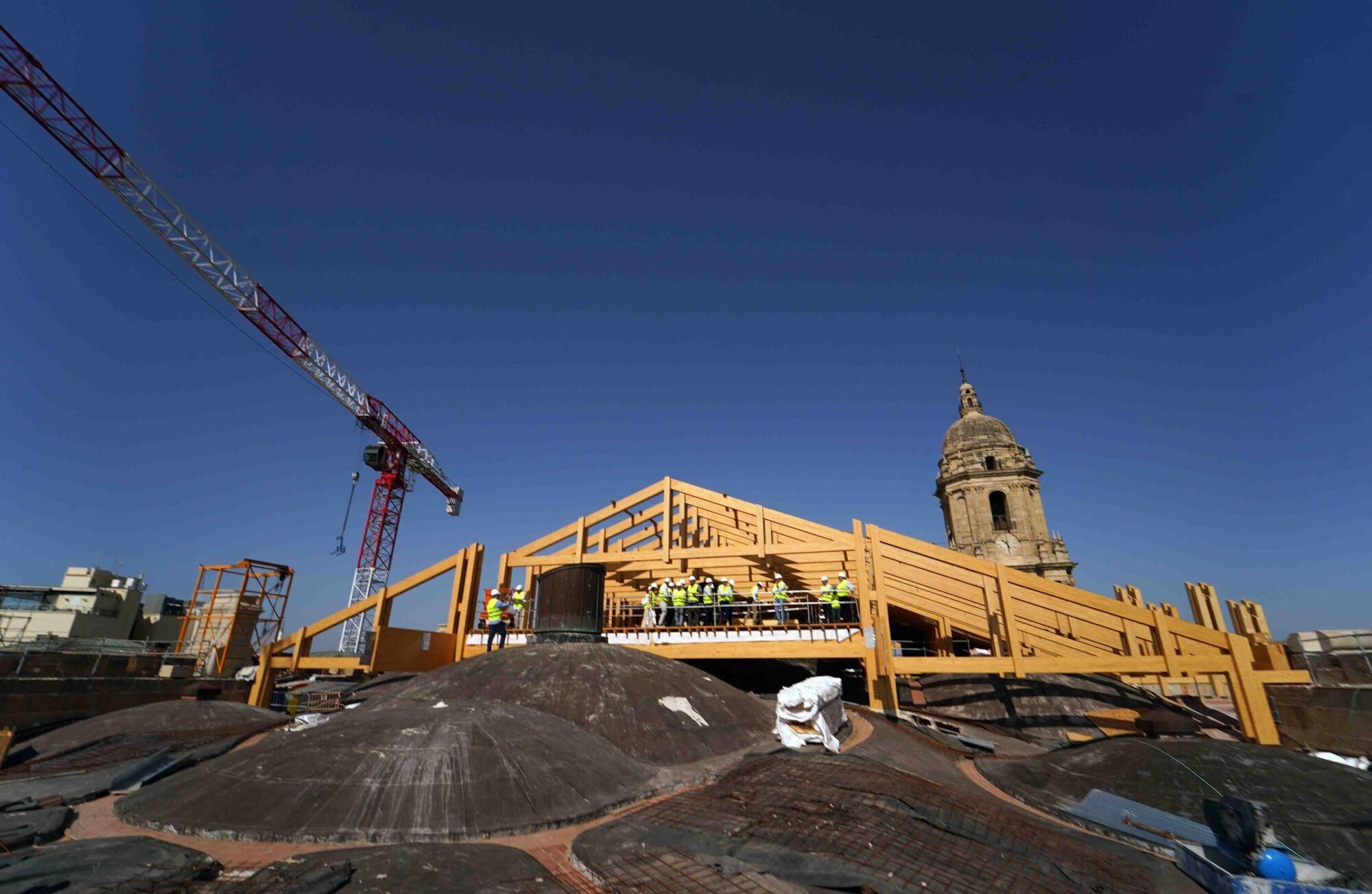 El Cabildo de la Catedral de Málaga realiza una visita guiada a la construcción del nuevo tejado, a cargo del arquitecto, Juan Manuel Sánchez La Chica, para ver el estado de las intervenciones que se vienen realizando