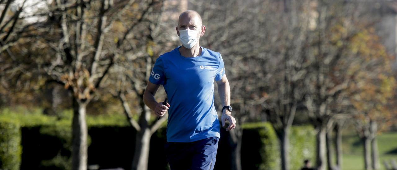 Un corredor con mascarilla en Oviedo