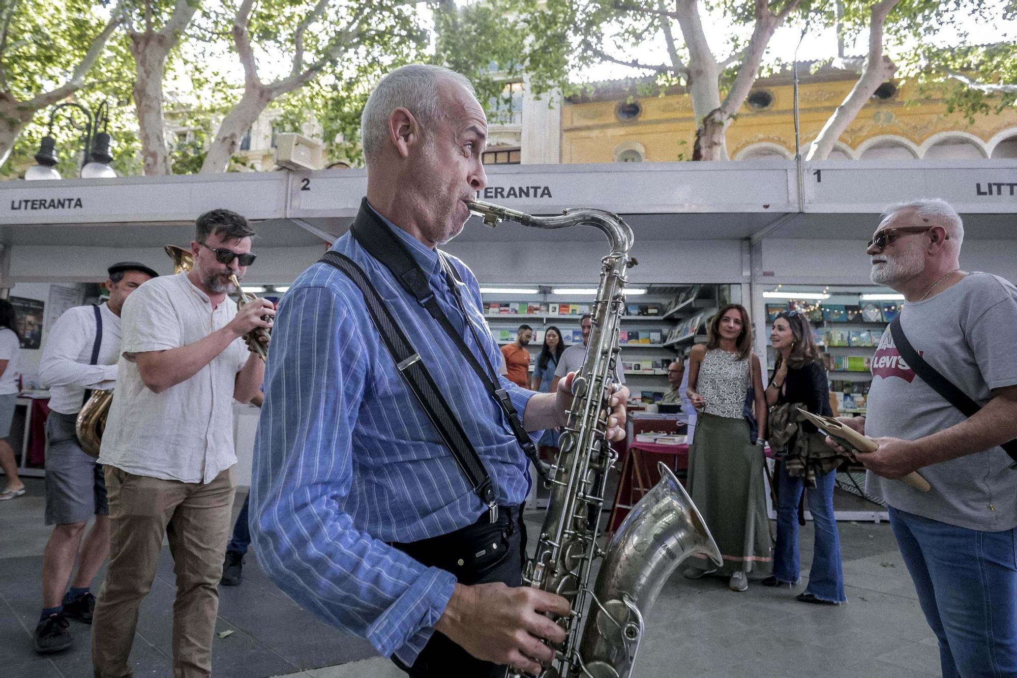 Las palabras de Lucia Pietrelli y la música de Joan Miquel Oliver abren la 42 Fira del Llibre de Palma