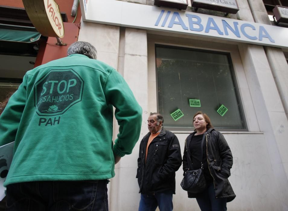 Protesta de la PAH para evitar otro desahucio en Gijón.