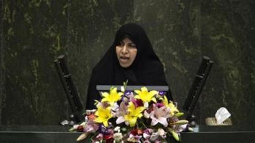 El Parlamento iraní acepta a la primera ministra de su historia
