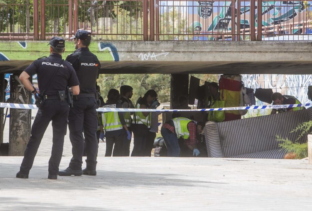 Hallan el cadáver de un indigente bajo un puente en la calle Teulada de Alicante