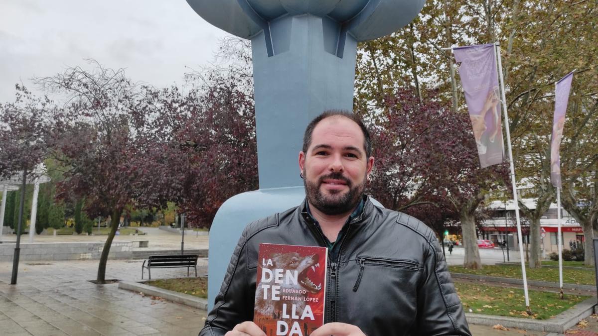 Eduardo Fernán López con su novela en Zamora
