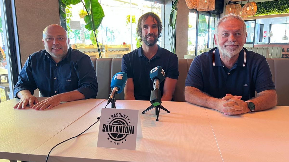 Marcos Páez, Jordi Grimau y Vicente Costa, hoy en la cafetería Venezia de Sant Antoni