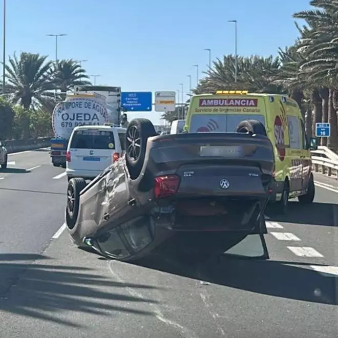 Vuelco de un coche en la GC-1 a la altura del aeropuerto de Gran Canaria