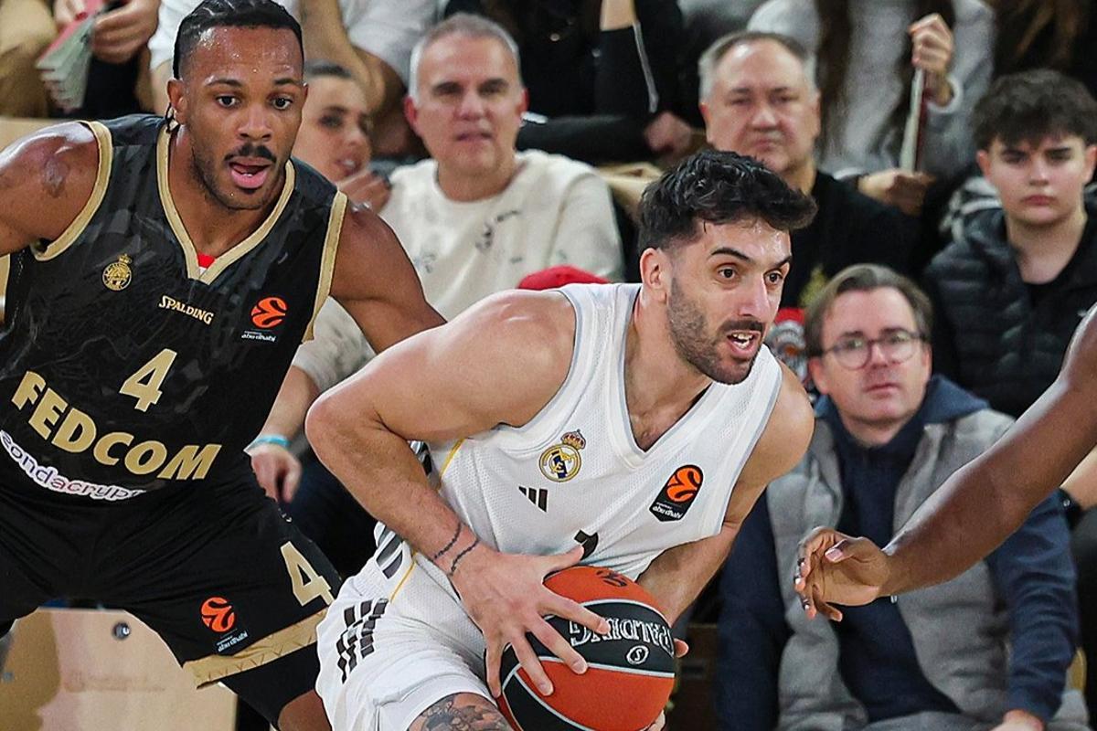 Campazzo, en una acción del primer tiempo ante el AS Mónaco