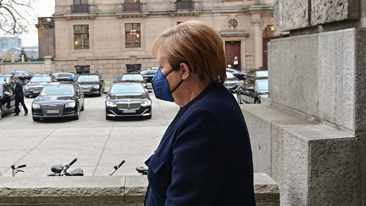 La canciller alemana saliente, Angela Merkel, abandona el Bundestag (cámara baja del parlamento) en Berlín el 8 de diciembre de 2021, después de la elección del próximo canciller de Alemania.