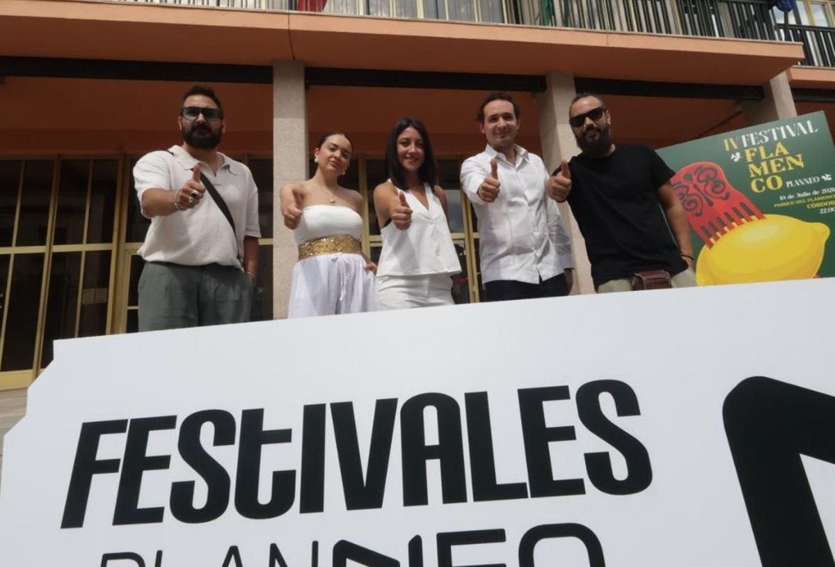 La concejala Cintia Bustos, en el centro, junto a varios artistas tras la presentación de la programación de Planneo, ante las puertas del Ayuntamiento de Córdoba.