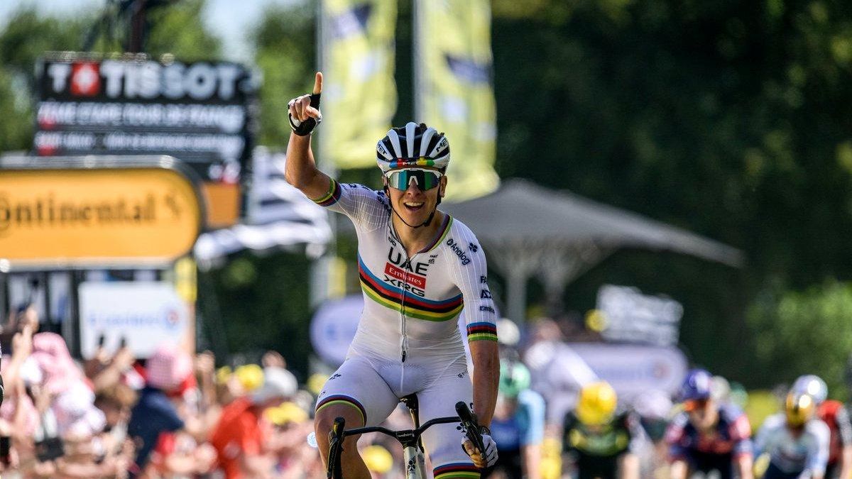 Tadej Pogacar celebra el segundo triunfo en el Tour.