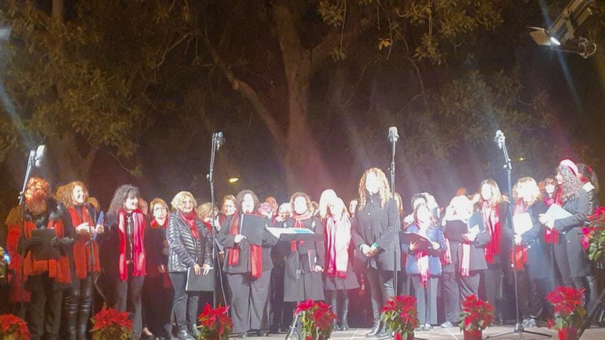 Los villancicos de las corales llenan la Glorieta de Orihuela