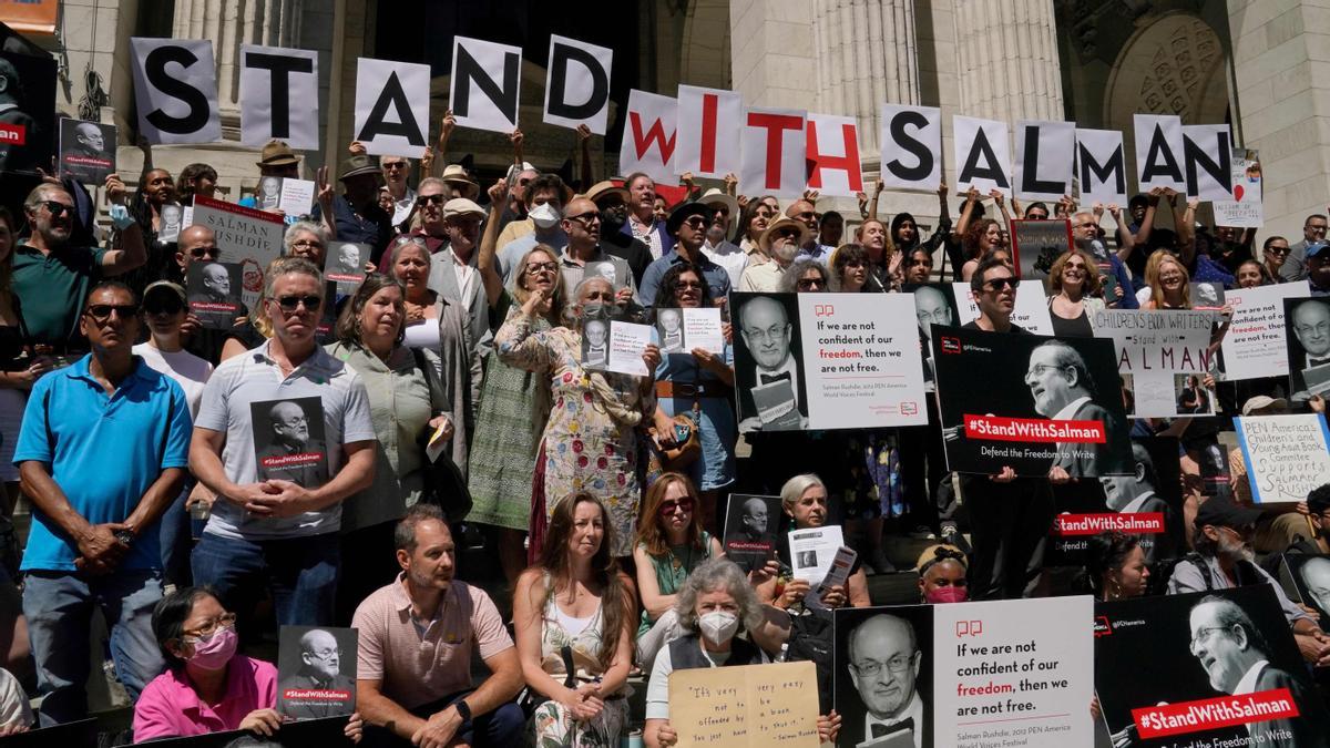 Acto en apoyo al escritor Salman Rushdie y por la libertad de expresión frente a la Biblioteca Pública de Nueva York.