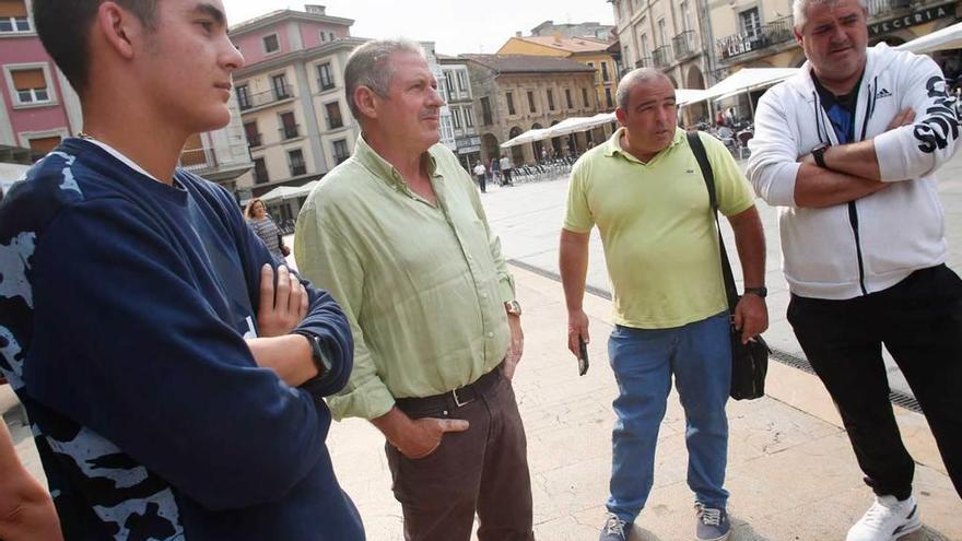 Javier Rodríguez, Celso Fernández, Alejandro Castañosa y Miguel Castro, ayer, delante del Ayuntamiento.