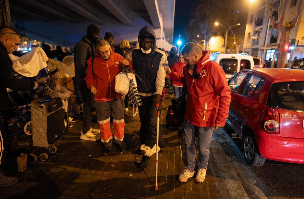 Entitats socials i Generalitat pacten ressituar migrants del B9