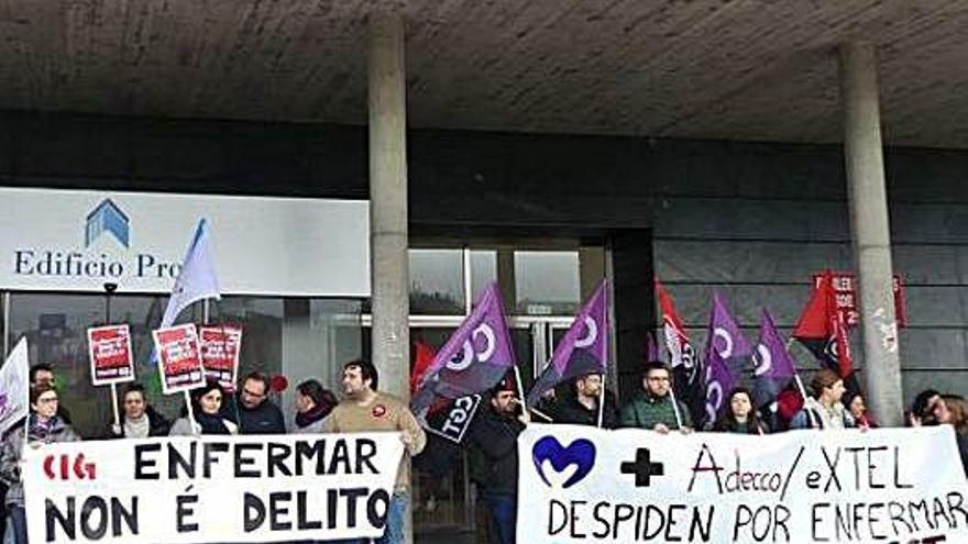 Trabajadores de Extel, ayer en A Coruña.