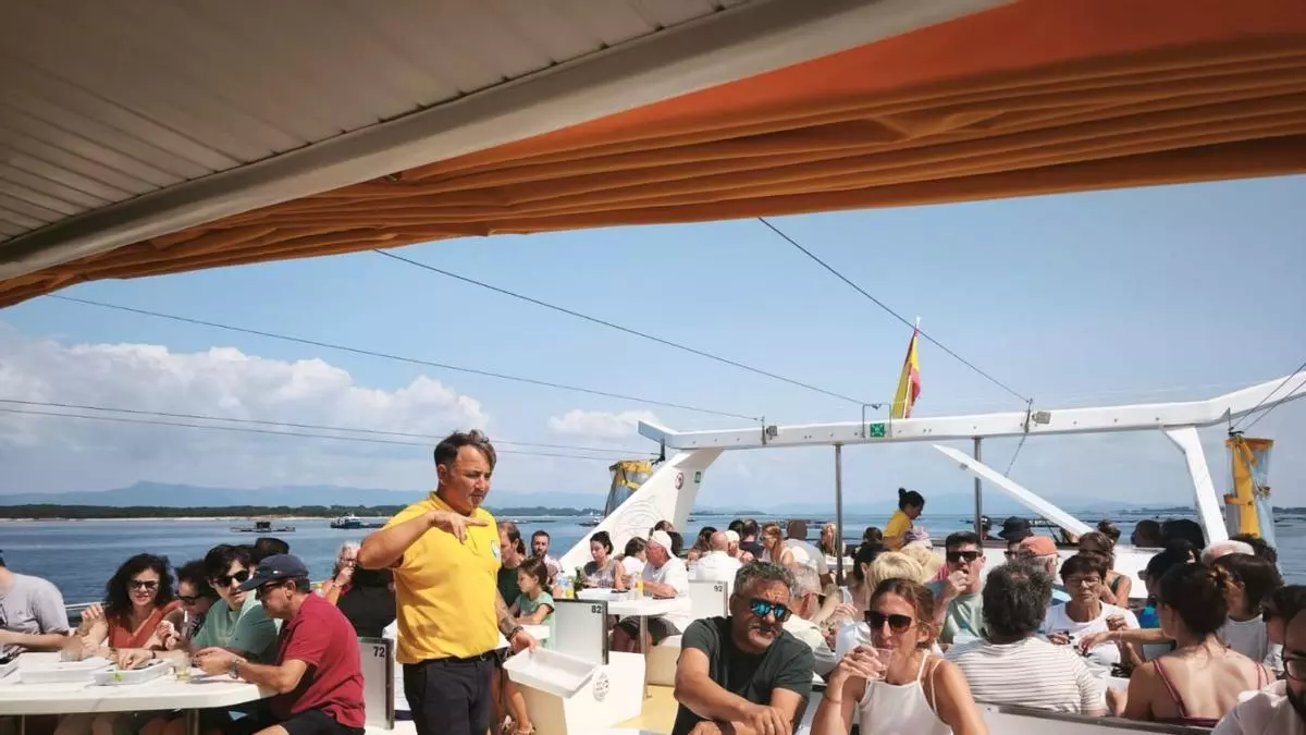 Miles de turistas toman la ría a bordo de los catamaranes
