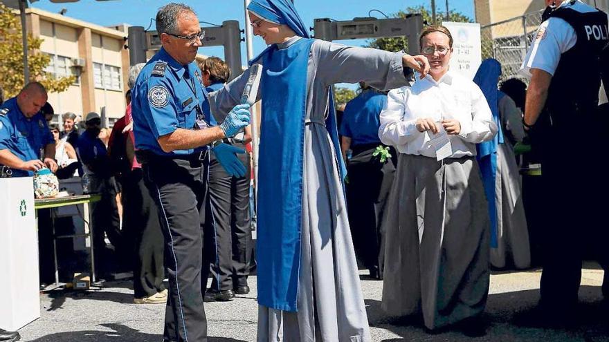 Una monja, en el momento de acceder a la basílica.