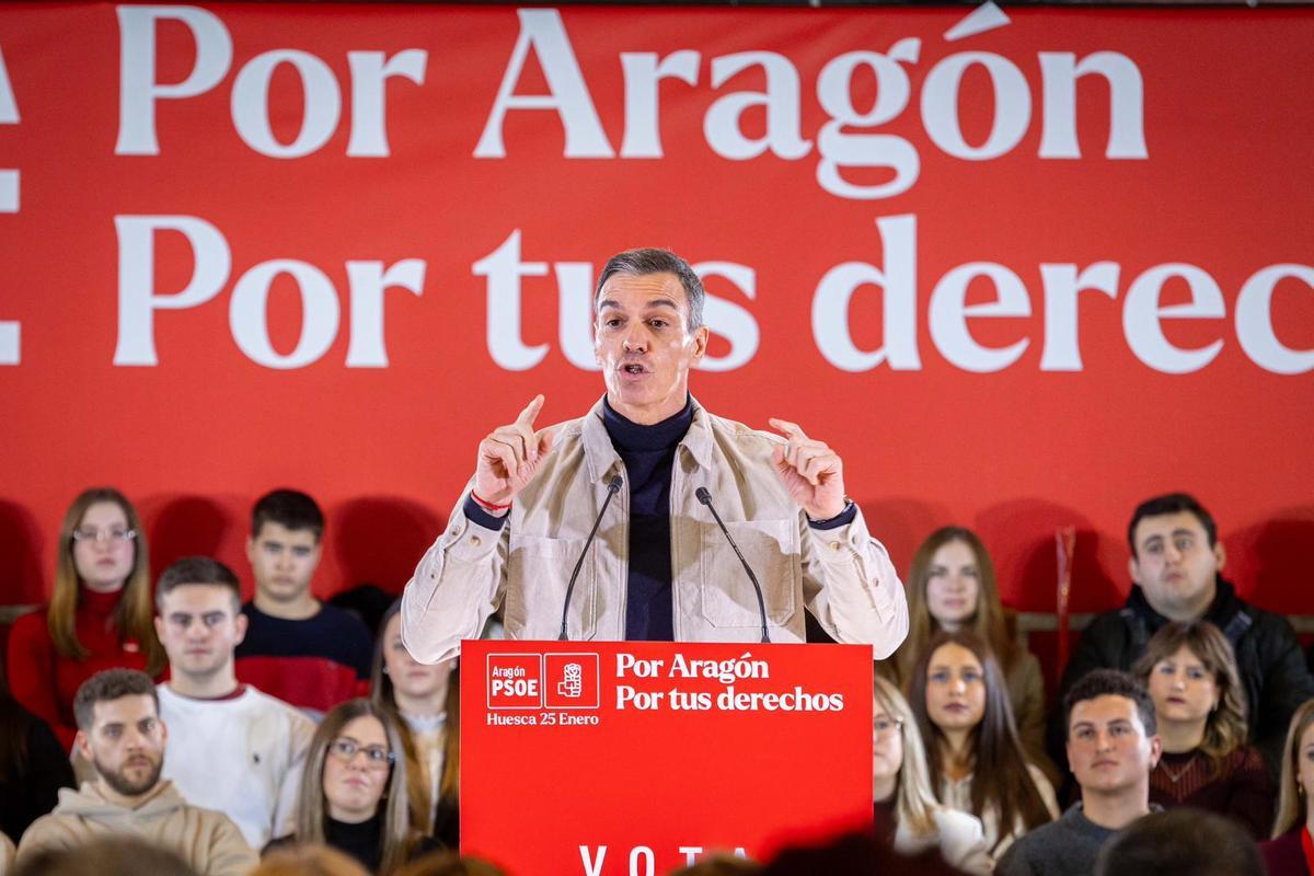 En imágenes I Pedro Sánchez arropa a Pilar Alegría en el mitin de Huesca