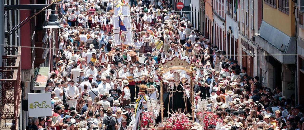 Una romería de San Benito sin insolaciones y con la tradición de siempre en las calles de La Laguna