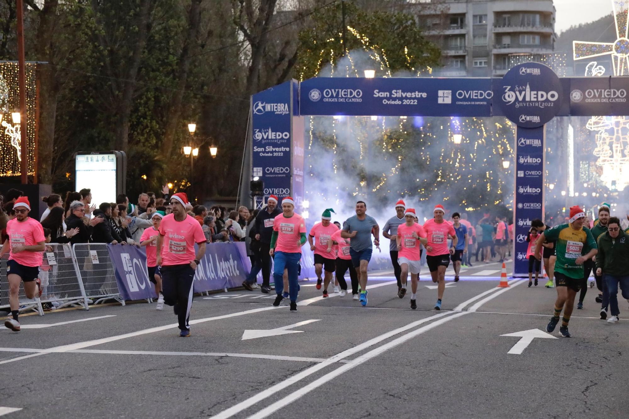 En imágenes: Jaime Bueno (Univerisad de Oviedo) y Mariam Benkert triunfan en la San Silvestre de Oviedo