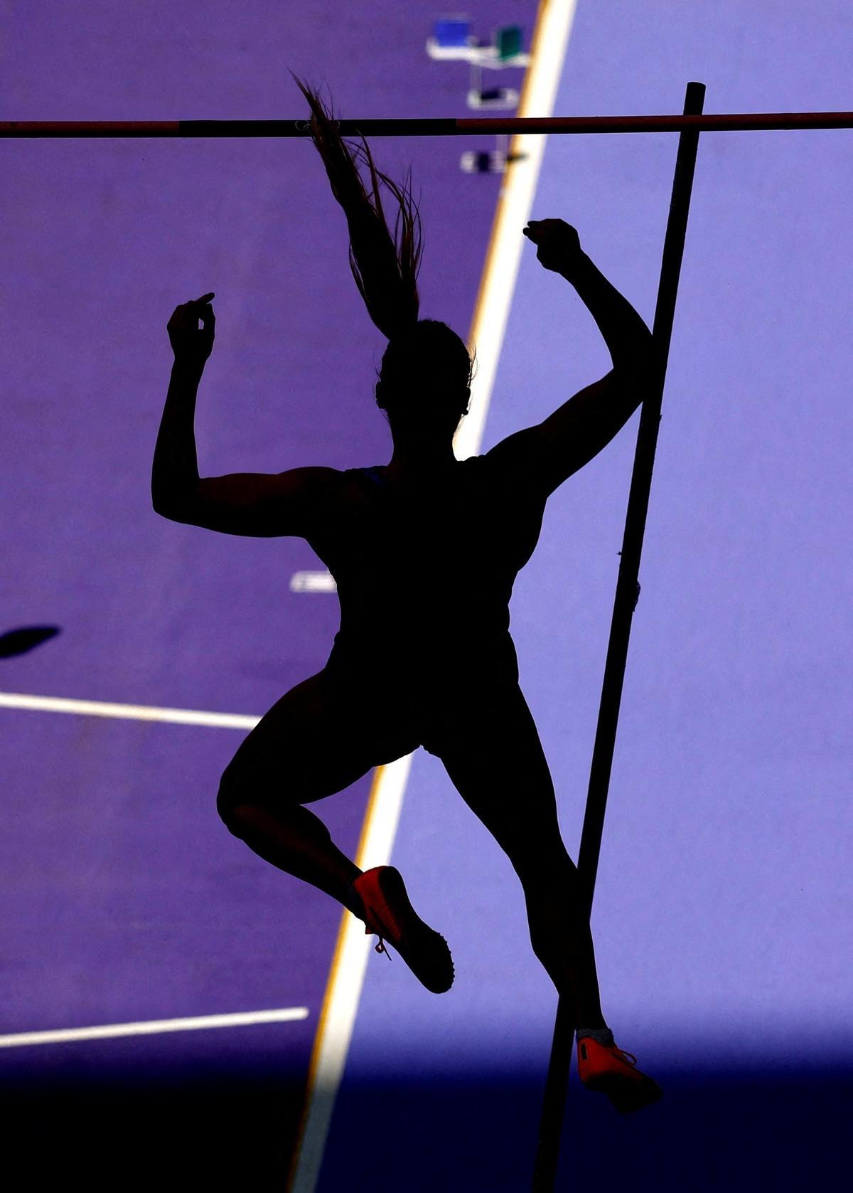 La saltadora de pértiga finlandesa Elina Lampela durante los saltos de clasificación de la mañana