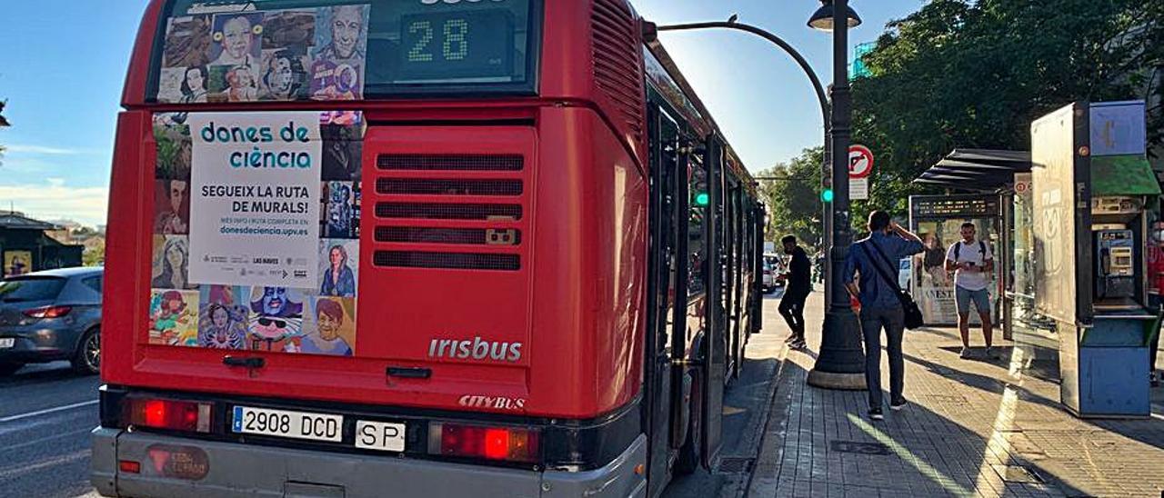 Un dels autobusos de València, serigrafiats. | LEVANTE-EMV