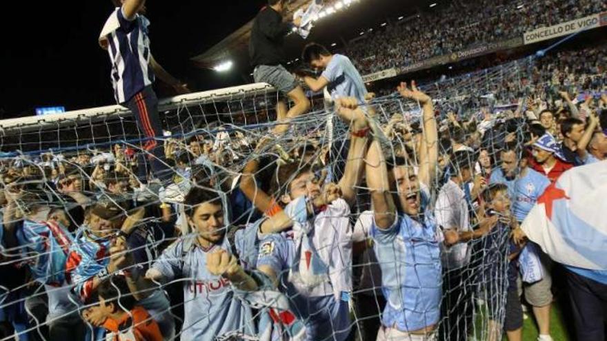 Aficionados celestes invaden la portería de Gol. // Ricardo Grobas
