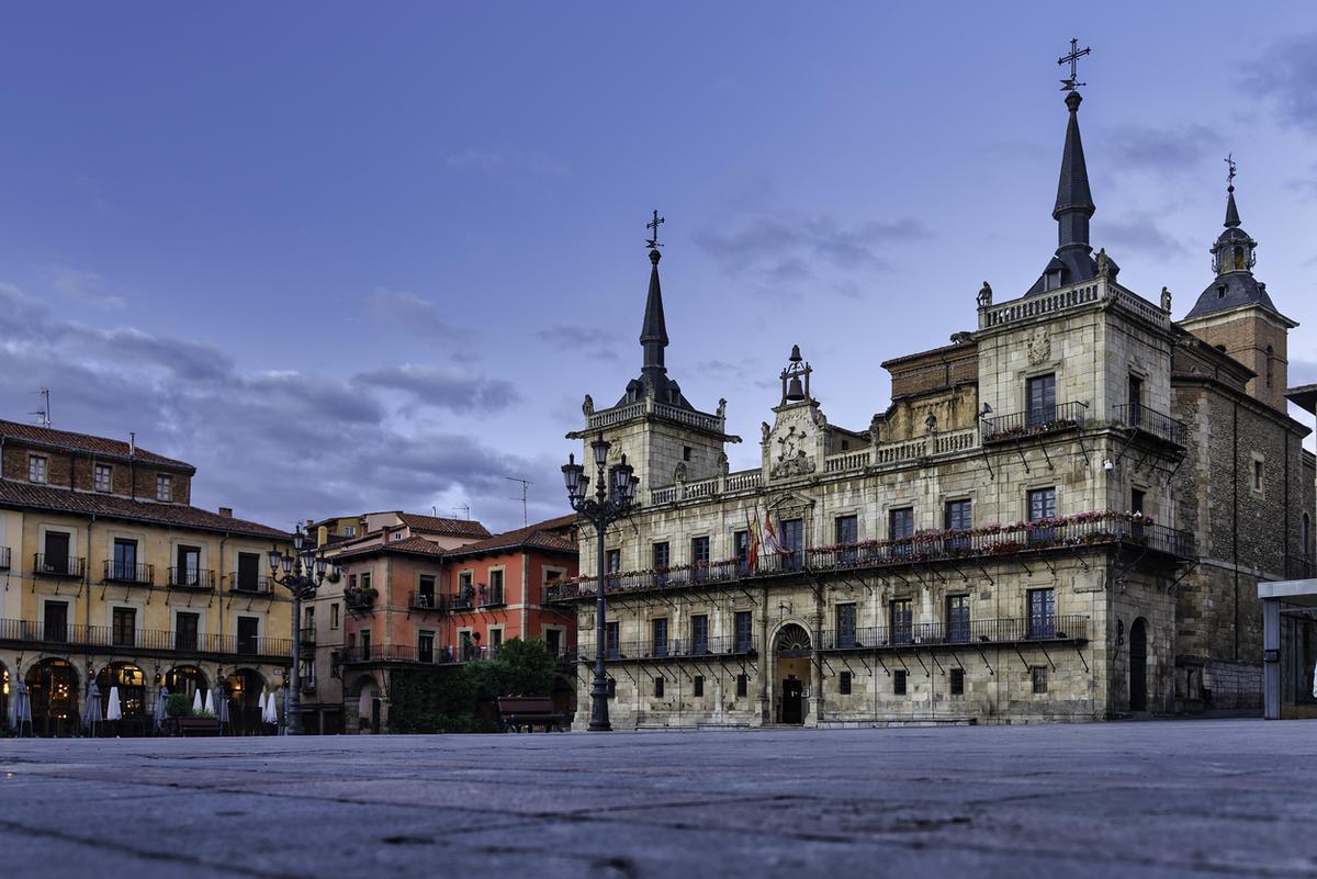 Vista de la plaza principal (Plaza Mayor) en León, España.