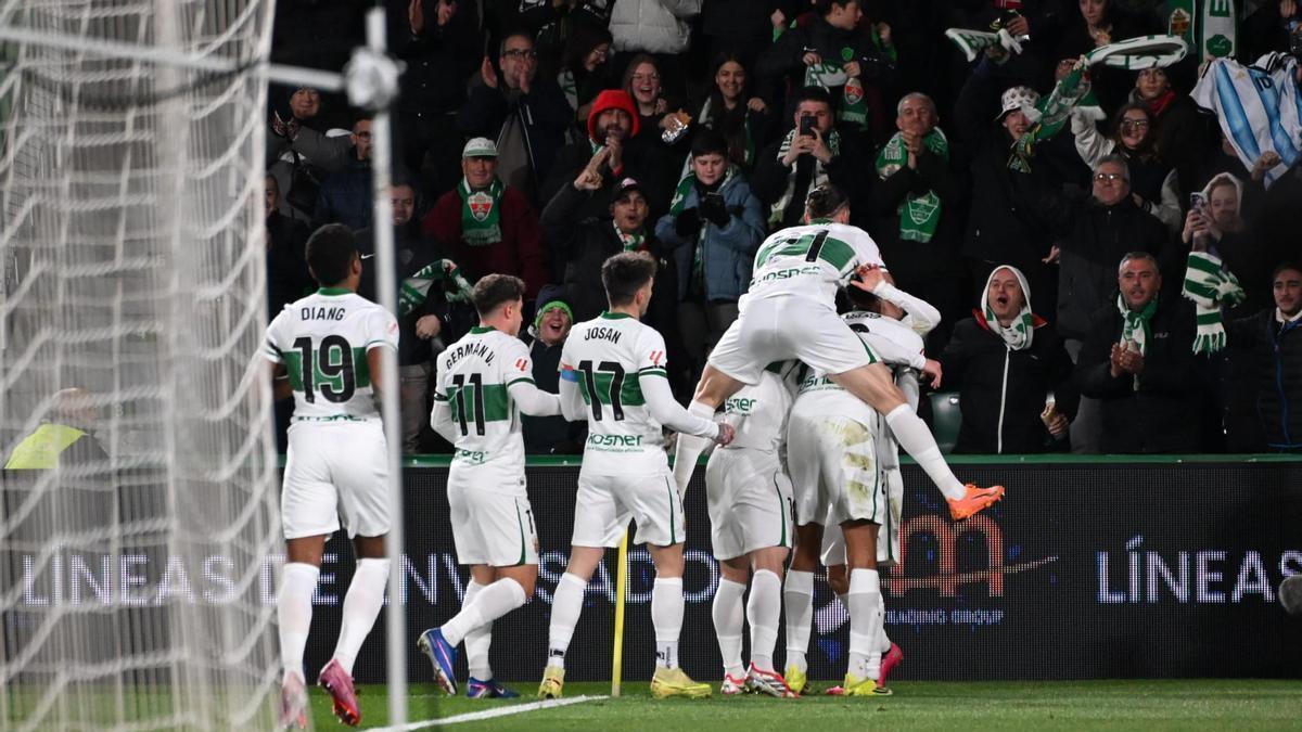 Los jugadores del Elche celebran un gol