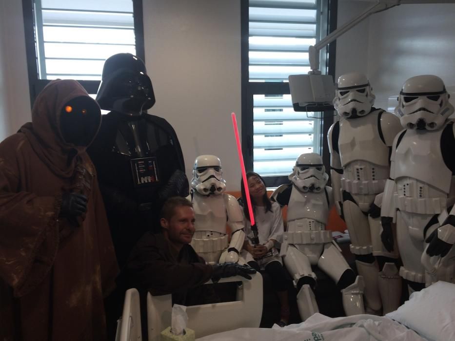 Star Wars visita a los niños de Pediatría de Son Espases